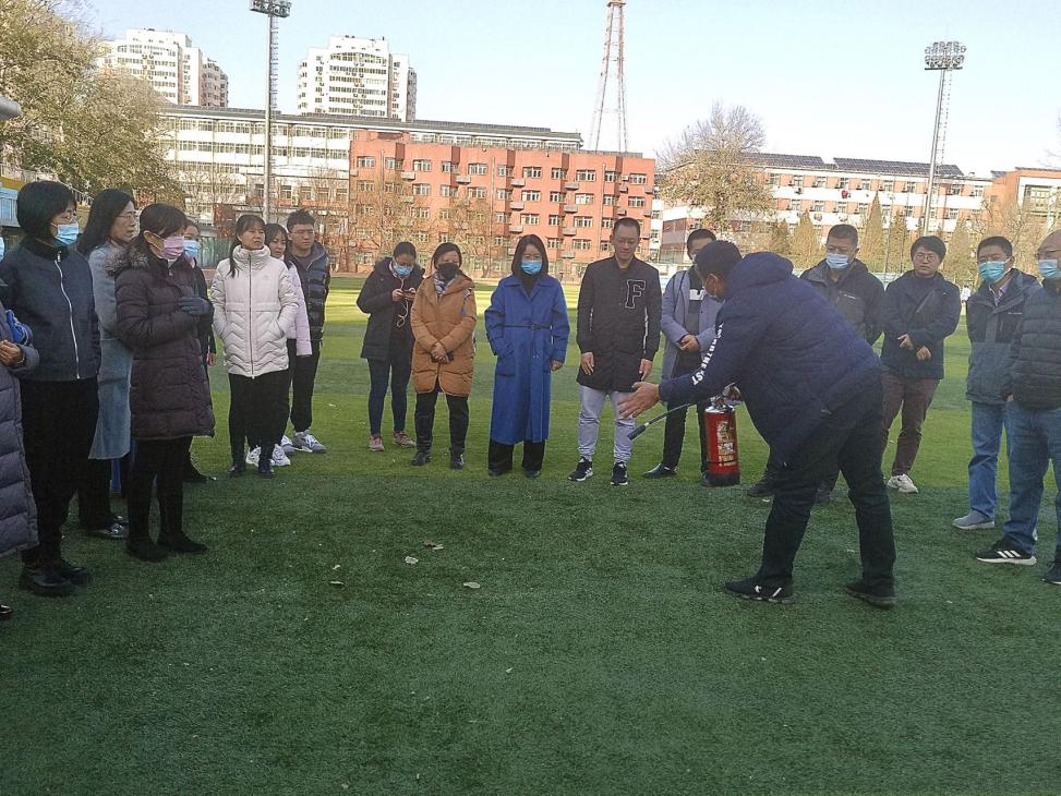 教职工认真学习灭火技能