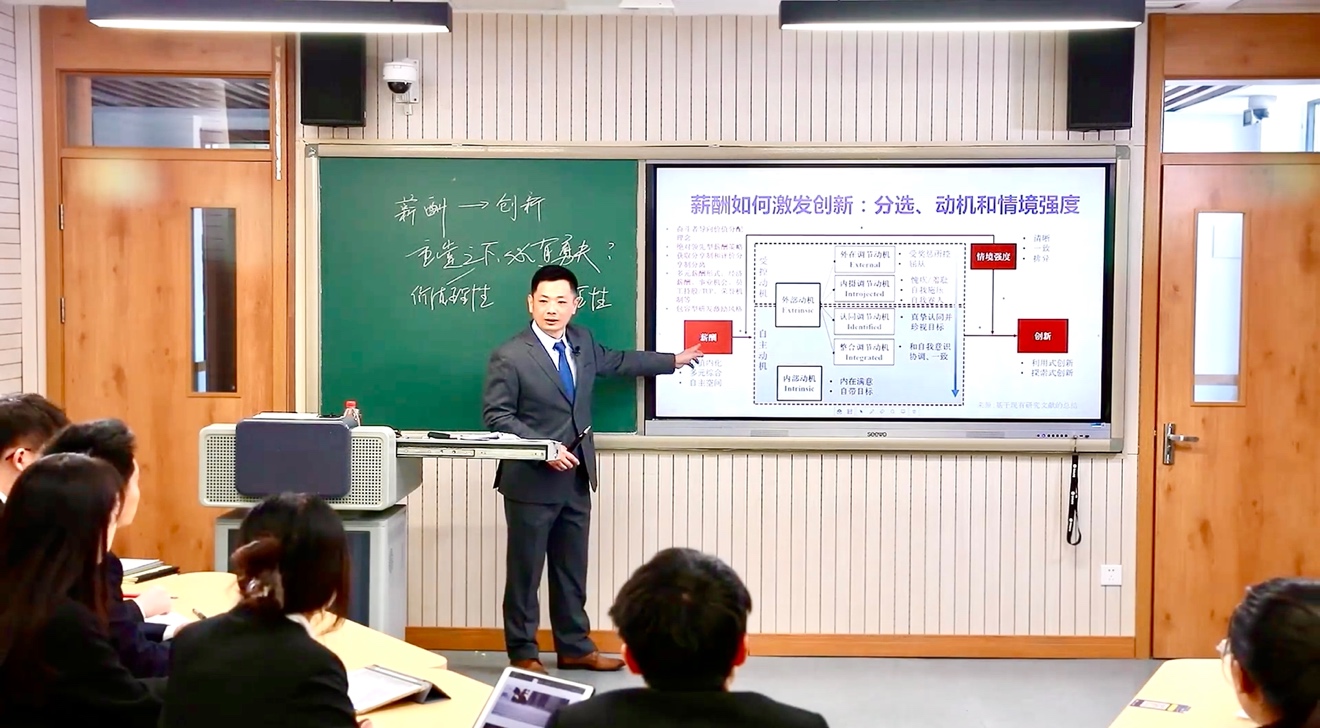 会议室里的人们描述已自动生成