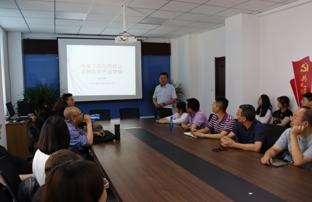 会议室里的人们描述已自动生成